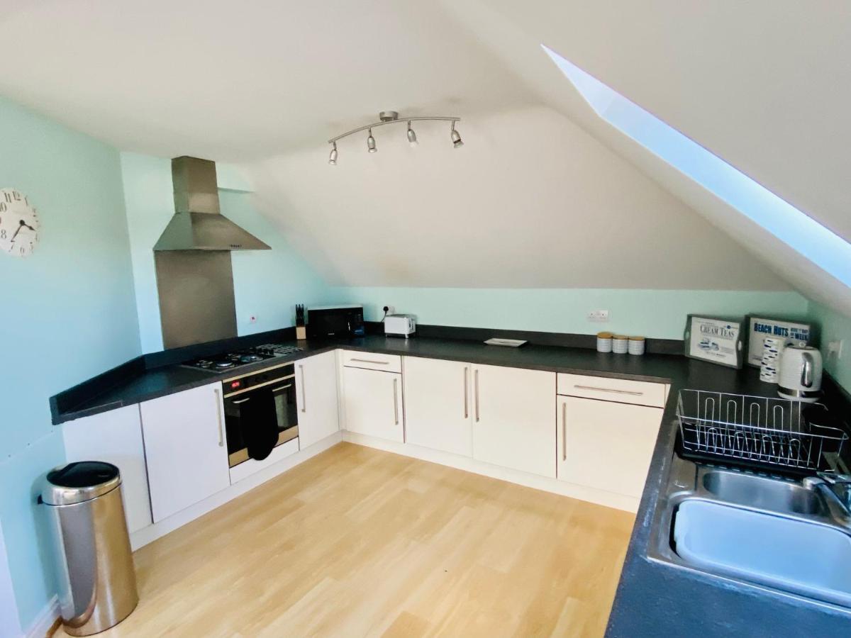 Swanage Beachside Penthouse: Family-Friendly with Parking & Wi-Fi Exterior photo